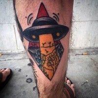 Tatuaje en la pierna,
nave extraterrestre oscura robando la gente