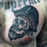 piccolo teschio vecchio pirata tatuaggio su petto