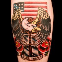 Kleines Oldschool amerikanisches Emblem Tattoo mit Adler, Fahne und Schriftzug