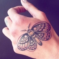 Kleines Oldschool farbiges Hand Tattoo mit Nachtschmetterling