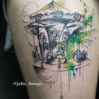 Tatuaje en el muslo,  carrusel no pintado con manchas de pintura