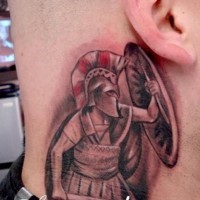 Tatuaje detrás de la oreja, guerrero sencillo con escudo y espada en sangre
