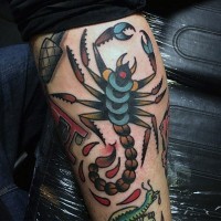 Kleiner Oldschol gefärbter Skorpion Tattoo am Bein