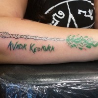 Tatuaje en el antebrazo,
varita mágica con hechizo avada kedavra