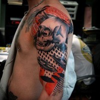 Tatuaje en el brazo,  naves extraterrestres pequeñas y cráneo humano roto