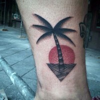 Tatuaje en el tobillo,  palmera pequeña con sol rojo