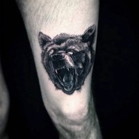 Tatuaje en la pierna, rostro de oso pardo demoniaco