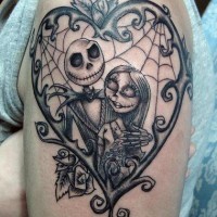 Tatuaje en el brazo, pareja de cadáveres de dibujo animado en el marco magnífico