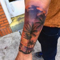 Tatuaje en el antebrazo, palmeras en la playa estupenda