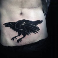 piccolo semplice inchiostro nero corvo tatuaggio su pancia