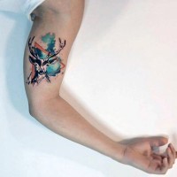 Kleines einfaches farbiges geometrisches Tattoo mit Hirsch am Arm
