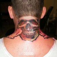 Tatuaje en la espalda, cráneo multicolor con dos flores grandes