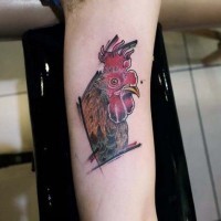 Tatuaje en el brazo, cabeza pequeña de gallo realista