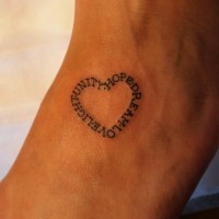 Tatuaje en el pie,
inscripción en forma de corazón