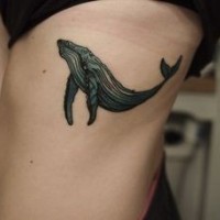 piccolo semplice dipinto colorato balena tatuaggio su lato
