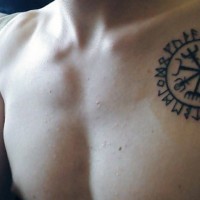 Tatuaje en el pecho,  símbolo tribal interesante misterioso, tinta negra