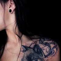 Kleines unfertiges schwarzes  Brust Tattoo mit Wolf