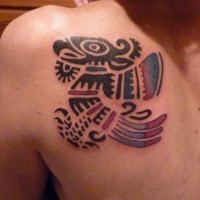 Tatuaje en la espalda,
pájaro tribal extraordinario de varios colores