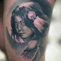 Tatuaje en el muslo,  chica india misteriosa con plumas en el cabello