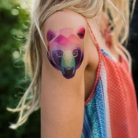 Tatuaje en el brazo, cara de oso de varios colores