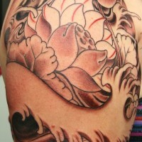 loto tatuaggio sulla spalla di uomo