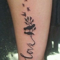 bei uccelli su ramo disegno amore tatuaggio su braccio