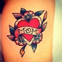 Tatuaje de la vieja escuela, corazón con la palabra mom