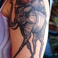 Tatuaje de elefante surrealista en el brazo