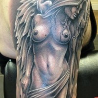 Tatuaggio grande sul braccio l'angelo femminile
