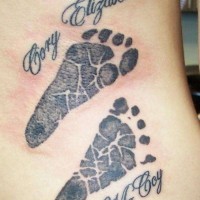 bei impronti piedi di bambino tatuaggio su schiena di ragazza