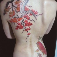 Tatuaggio sulla schiena in stile giapponese il ramo con i fogli & la carpa koi