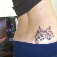 Tatuaje de pájaro gordito  en el costado