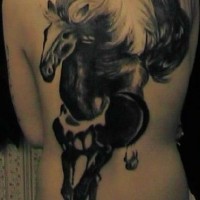 Tatuaje en la espalda, caballo negro