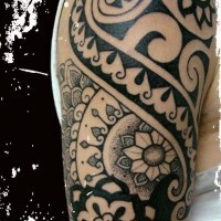 bello maori nero tatuaggio a mezza manica