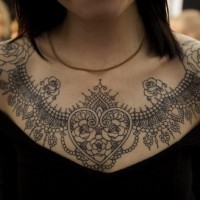 Tattoo von wunderschönen  feinen Spitzen auf der Brust