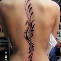 Tatuaggio stilizzato sulla schiena l'uccelo nero