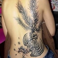 Tatuaggio grande sulla schiena l'uccello nero