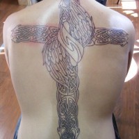 Tatuaje de cruz con patrón celta en la espalda