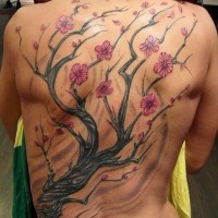 Tatuaggio grande sulla schiena la sakura fiorita