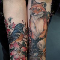 Tatuaje en los antebrazos, zorro astuto y ave en la rama