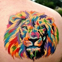 Lovely coloured lion head tattoo on shoulder blade