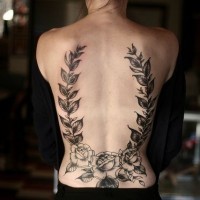 Tatuaje en la espalda, corona triunfal con rosas