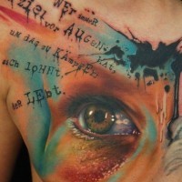 bellissimo occhio spazzatura polka tatuaggio sul petto