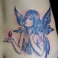 bella fata con con cuoricini rossi tatuaggio sulle costolette