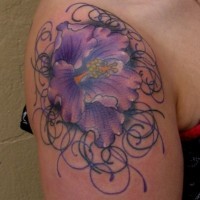 incantevole fiore viola tatuaggio sulla spalla