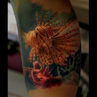 Tatuaggio colorato sulla gamba gli animali del mare
