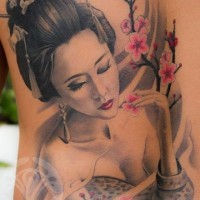 Tatuaje en la espalda, geisha  preciosa con ramita de flores