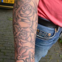 Tatuaje en el antebrazo, rosas sencillas de color gris