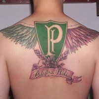 Tatuaje en la espalda, escudo verde con alas y letrero