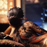 Tatuaggio grande in stile giapponese sulla schiena la ragazza bellissima